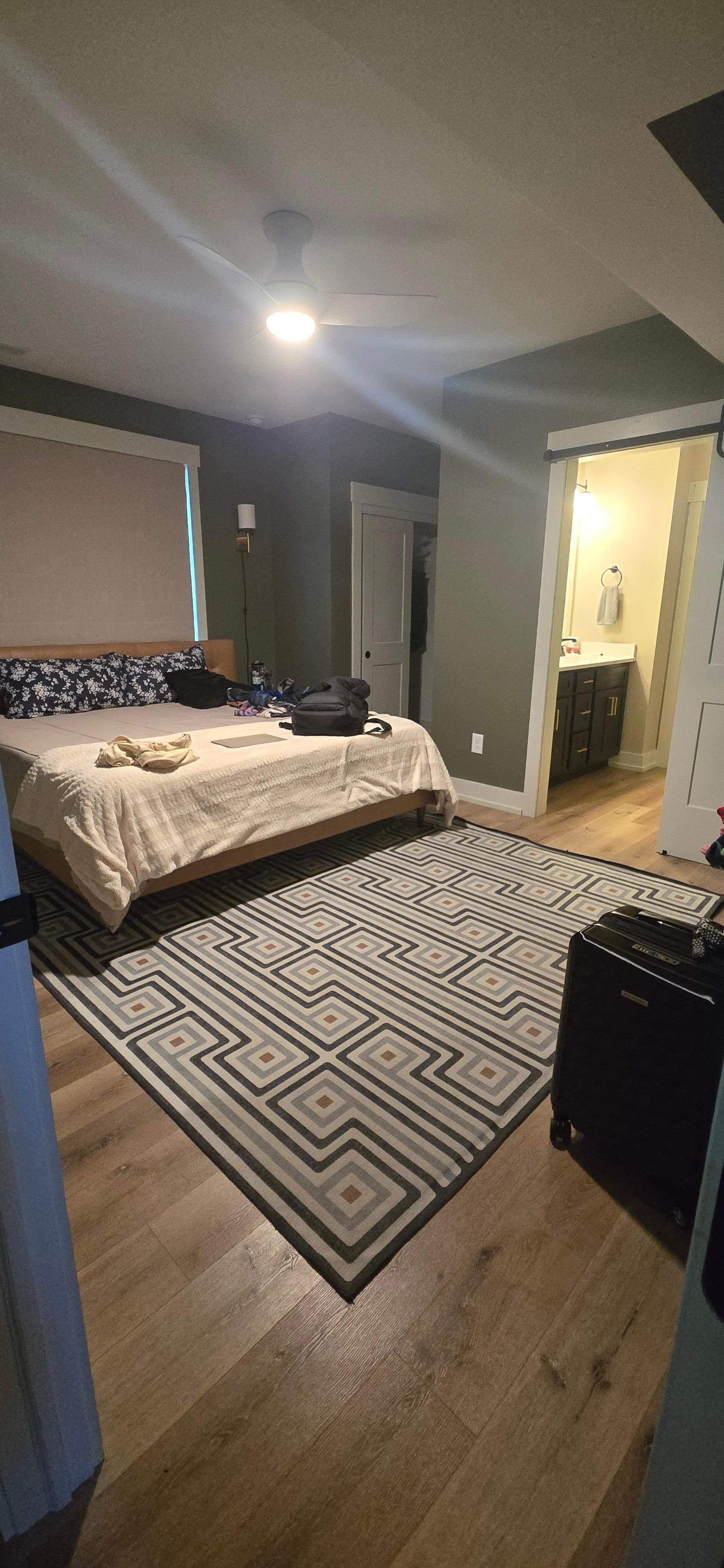 One of the 4 king bedrooms with bathroom