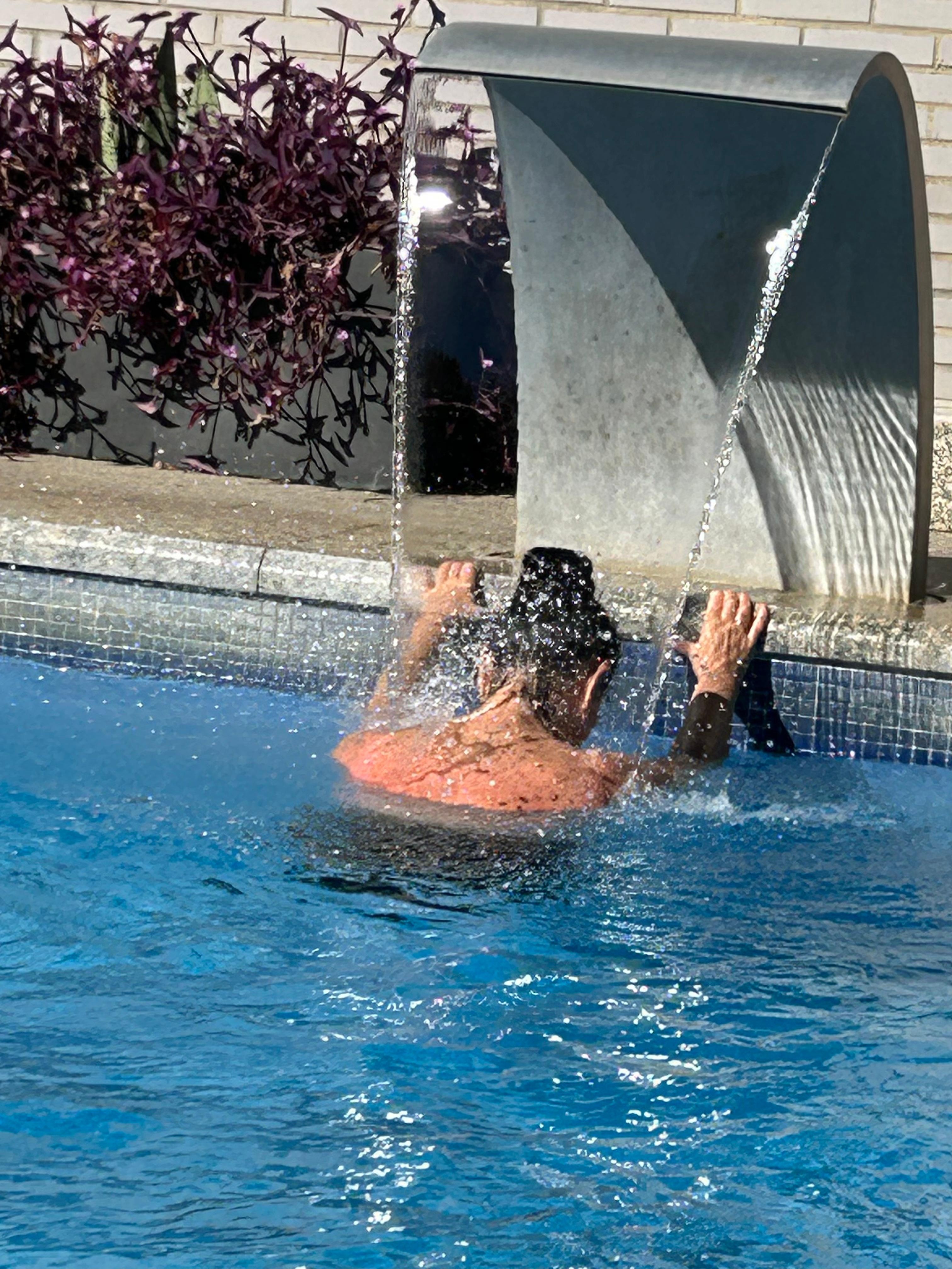 Relaxation and hydromassage in the pool