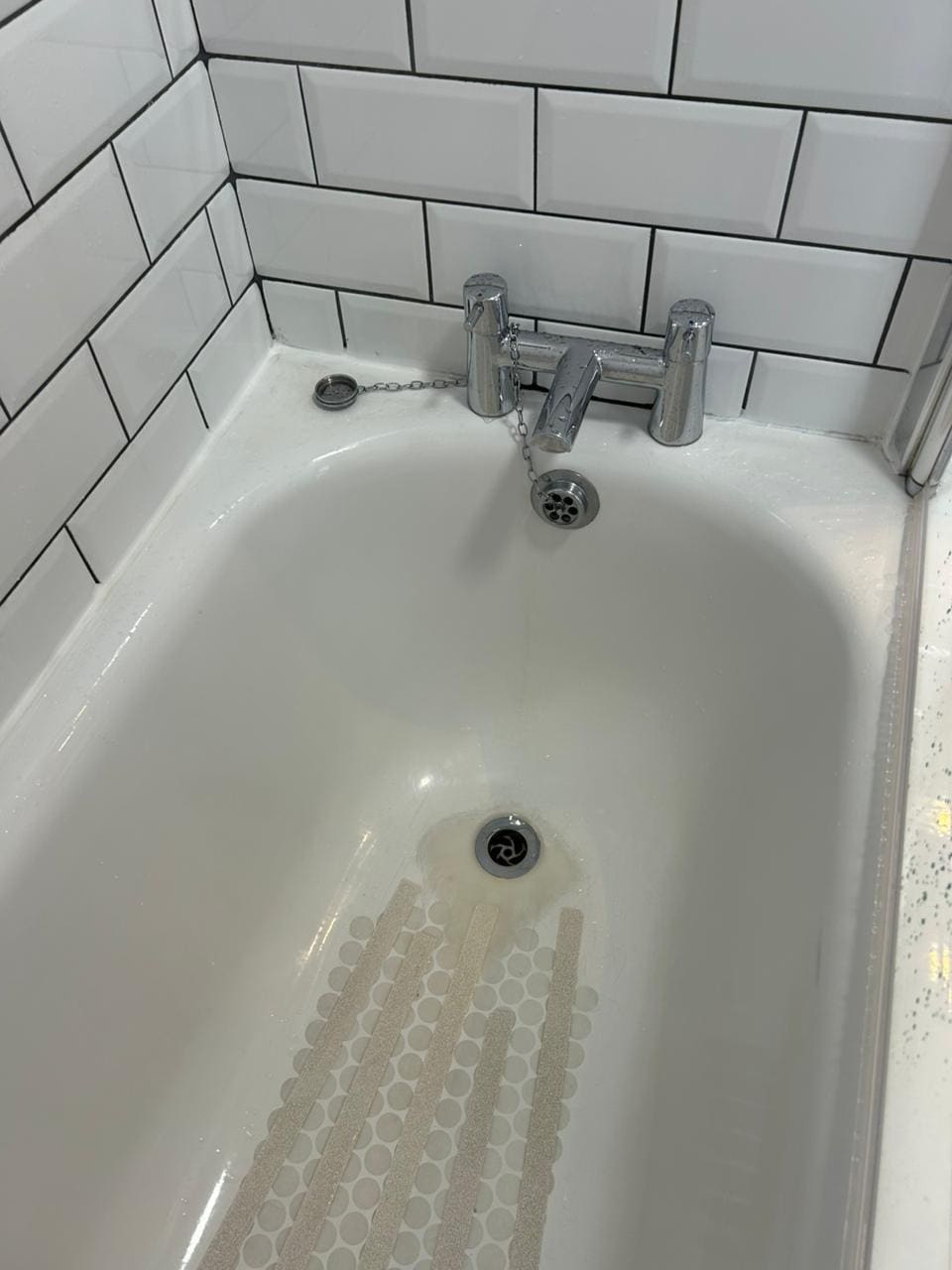 La bañera no drenaba y el agua se enfriaba de la nada.