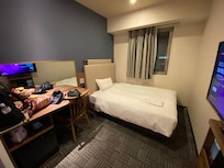 地毯的關係,房間顯的昏暗