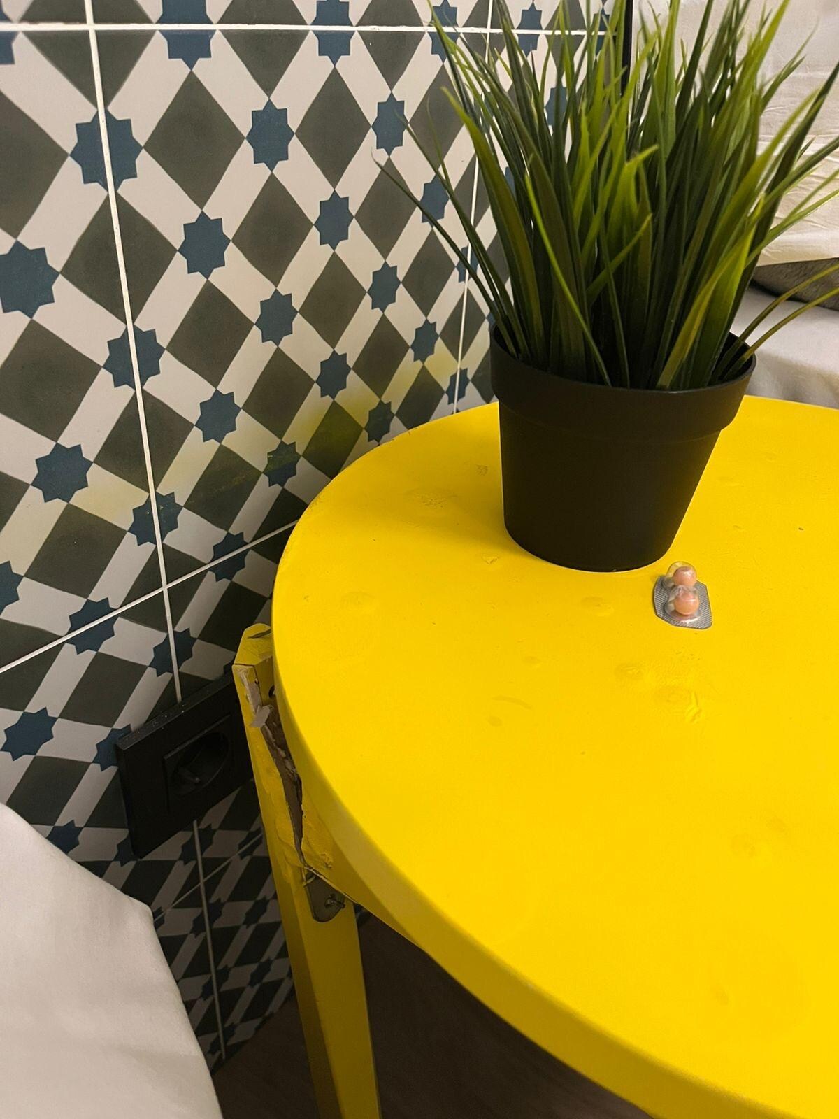 Mesita de noche rota.