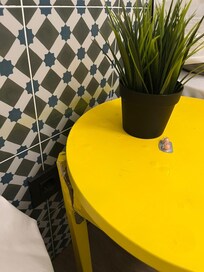 Mesita de noche rota.