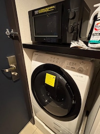 入り口すぐに電子レンジと洗濯機