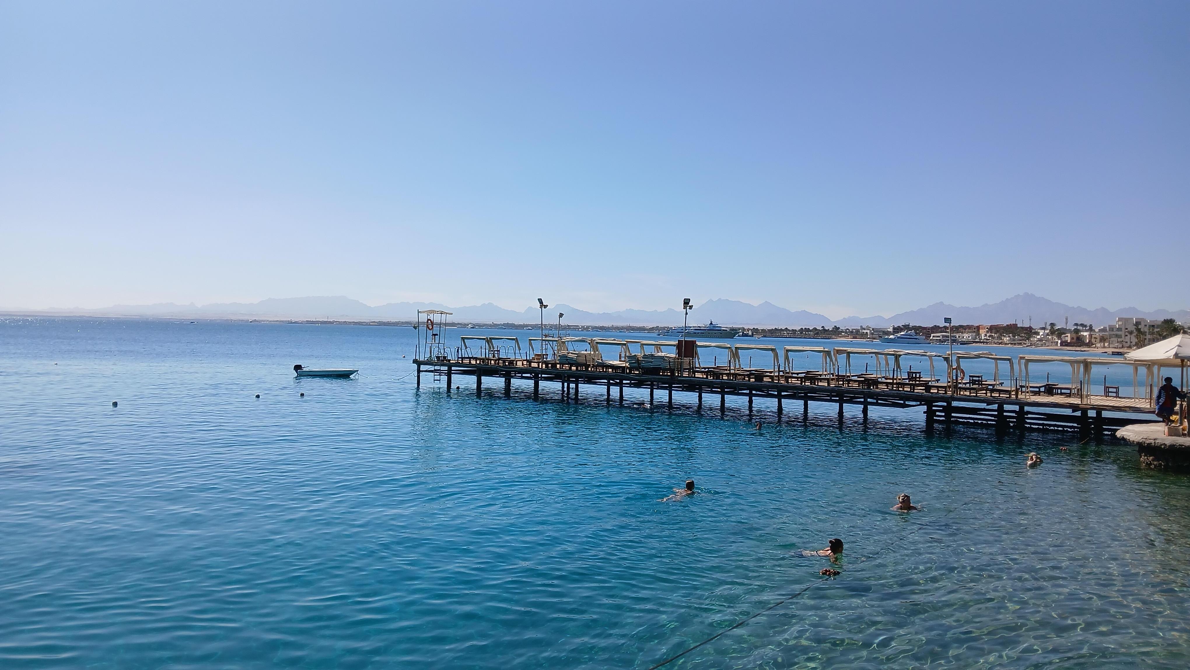 Denne bade ' solbrygge var stengt på grunn av skader 