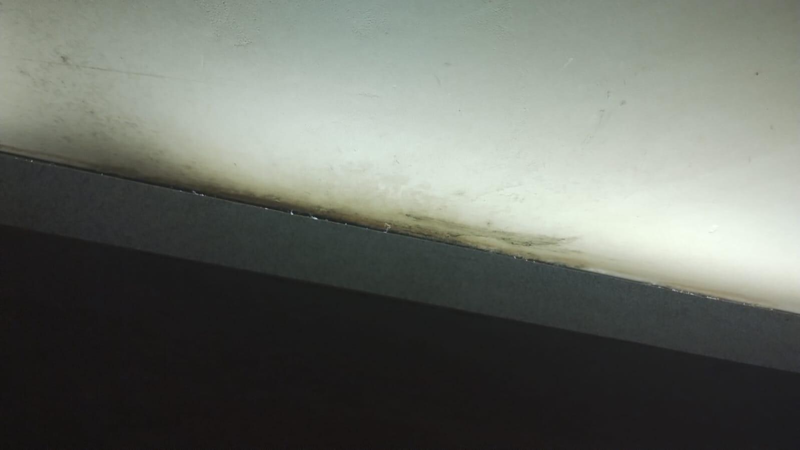 Umidade na cabeceira da cama onde pingada água do ar condicionado 