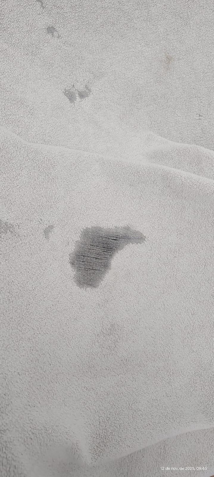 Toalhas puídas e rasgadas.