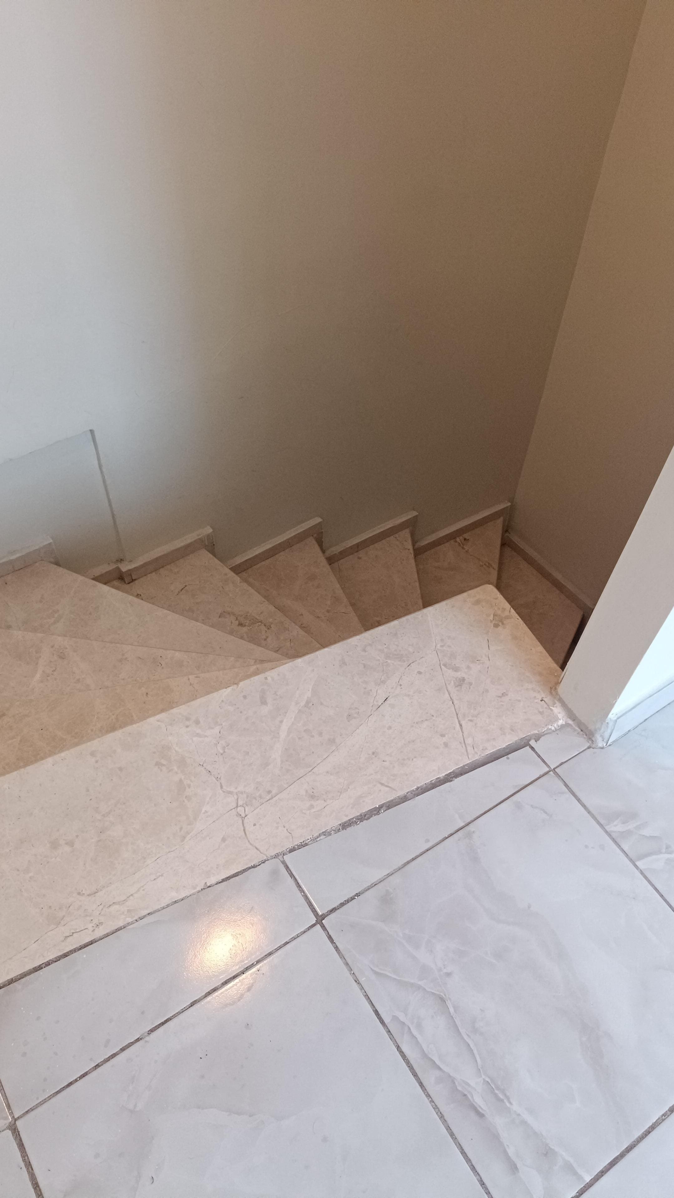 Left just arrived in 4th floor and have to walk all time to 6 floor 