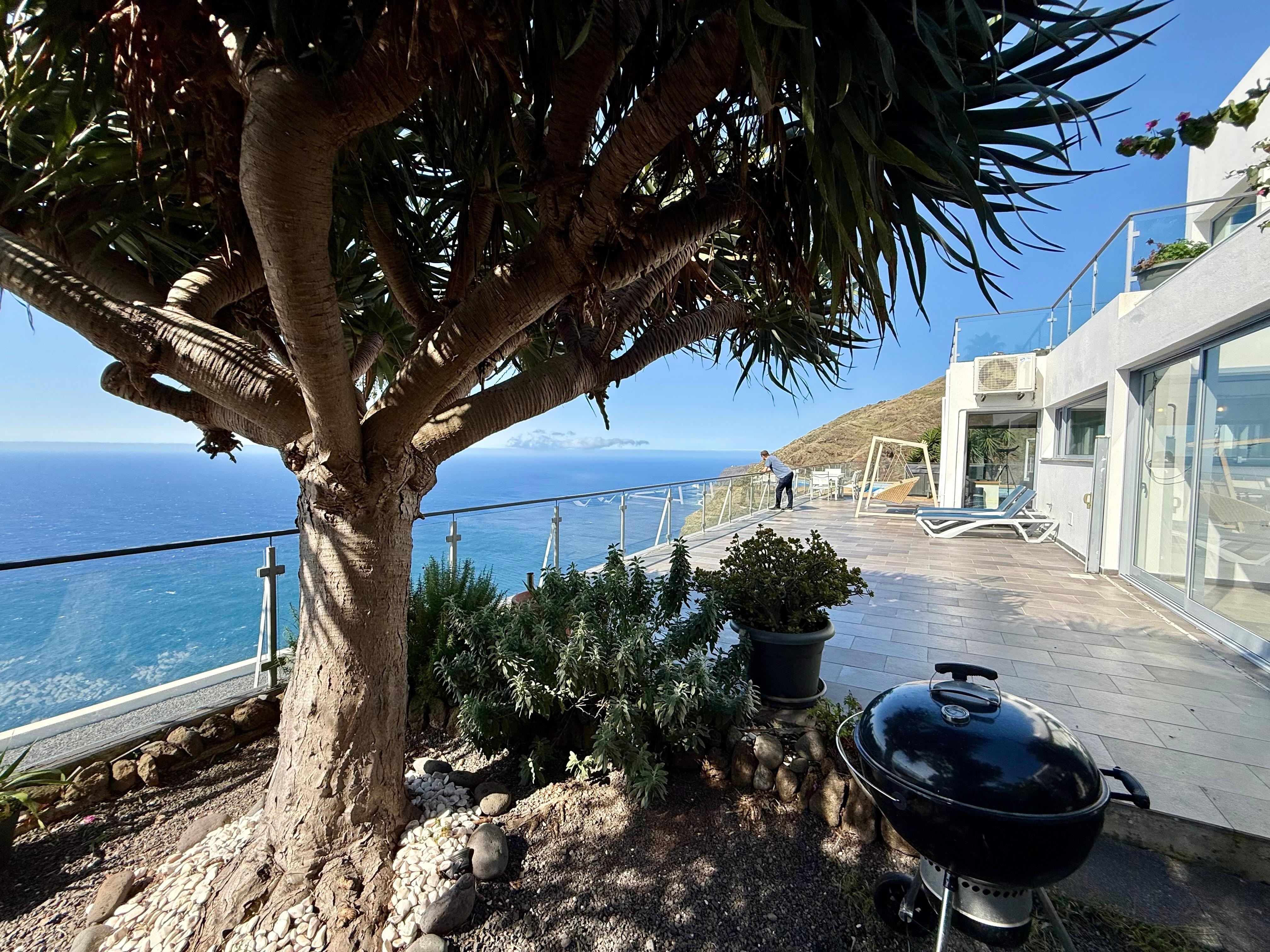 Der Blick aus dem Garten auf die Hauptterasse