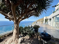 Der Blick aus dem Garten auf die Hauptterasse