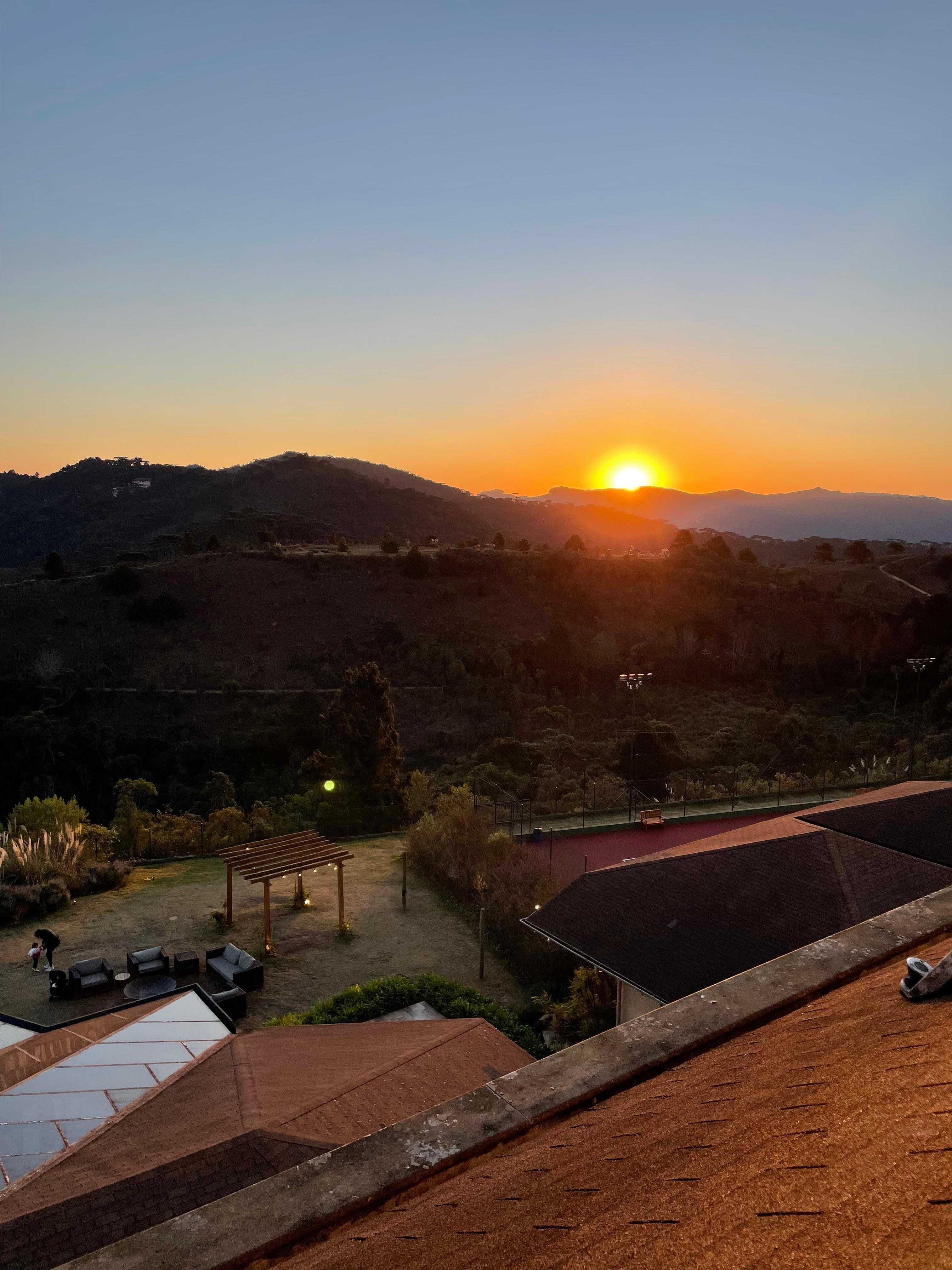 Belo pôr do Sol visto da ala oeste dos quartos