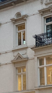 Die Seitenansicht des Hotels.