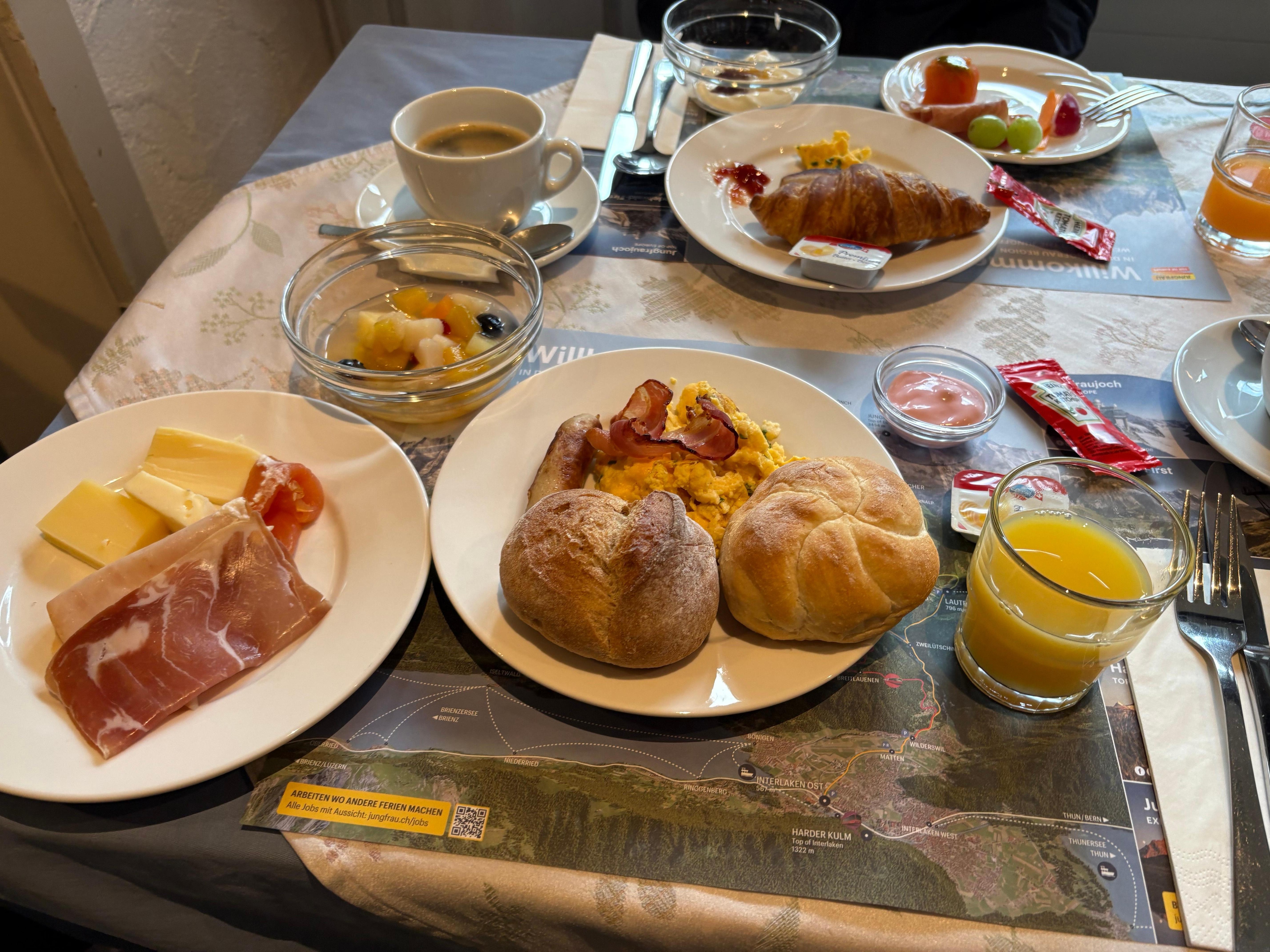 朝食はバイキングです。