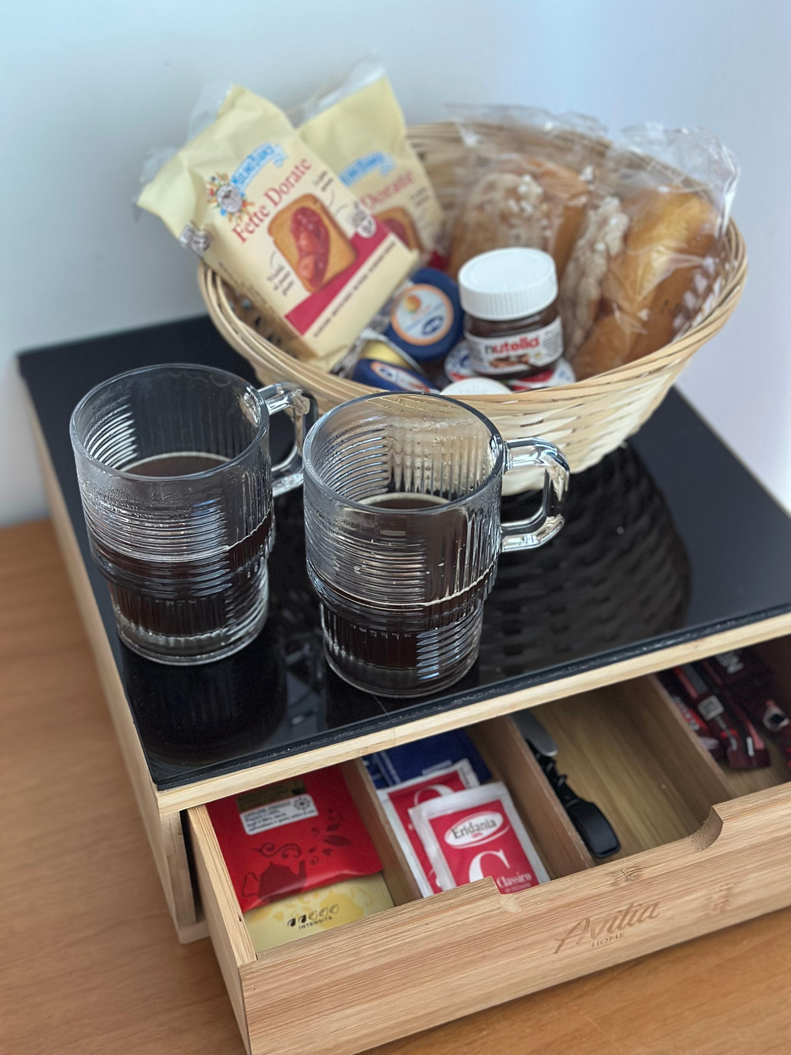 Elkedel kaffe/the og lidt italiensk morgenmad til rådighed på værelset hver dag. Og en proptrækker 👌🏻