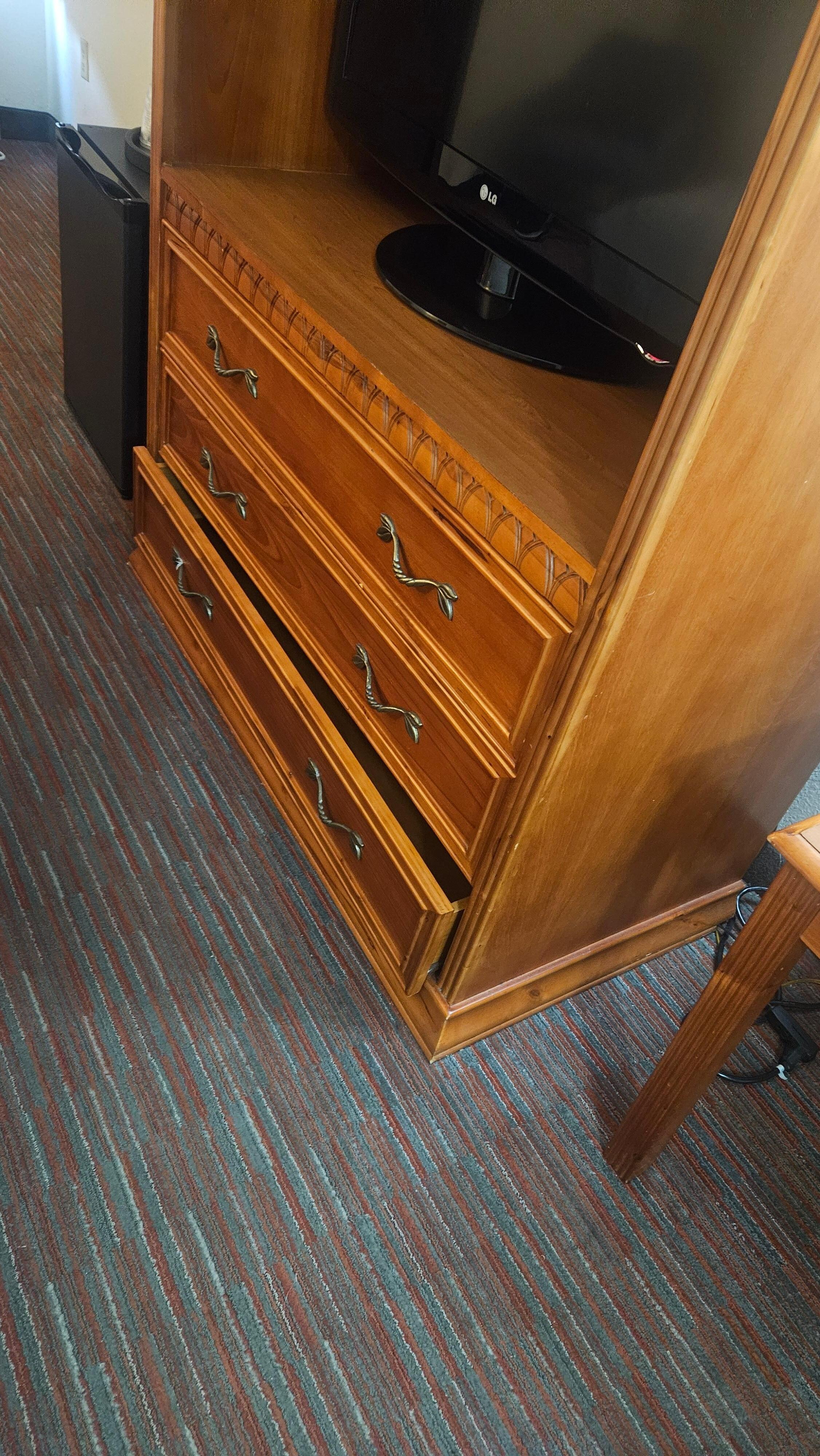 The gabinete has a broken drawer. I want it to close it to avoid an accident and I couldn't 