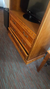 The gabinete has a broken drawer. I want it to close it to avoid an accident and I couldn't