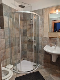 WC mit Dusche Erdgeschoß