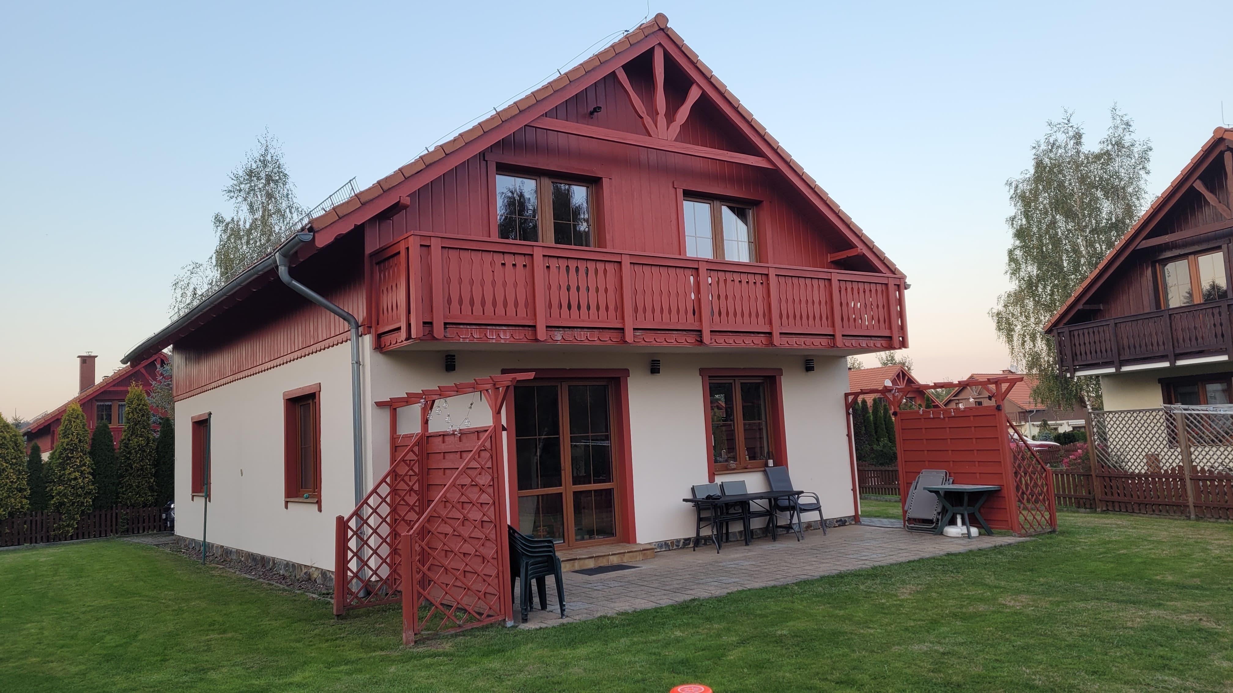 Zwei Schlafzimmer verfügen über Zugang zum Balkon. Aus dem Wohnzimmer heraus kann man auf die Terasse bzw. in den Garten.