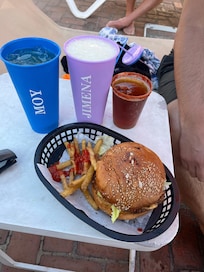 Los snacks de la alberca son deliciosos & las bebidas bien servidas