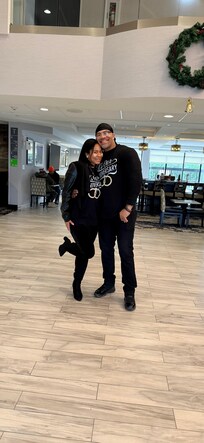 The lobby, the front staff took a picture .