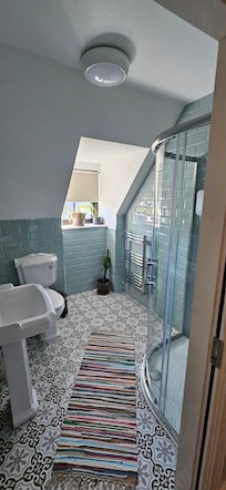 Clean & great water pressure. Shower door kept opening and inch