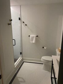 Clean and spacious bathroom.