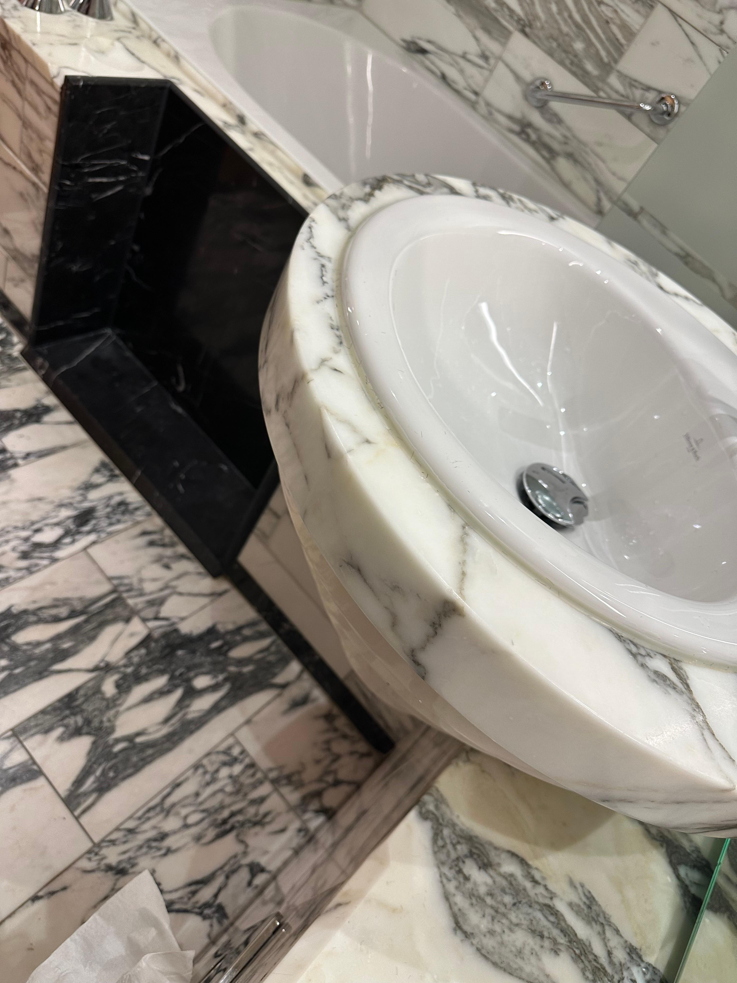 Odd sink and gap in the bath edge?