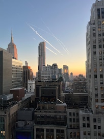 La vue sur l ESB à gauche et la statue de la Liberté au fond à droite