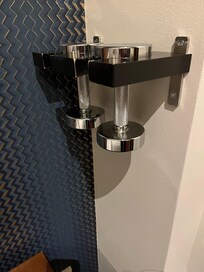 MÀrkligt att ha hantlar pÄ rummet, tycker jag.