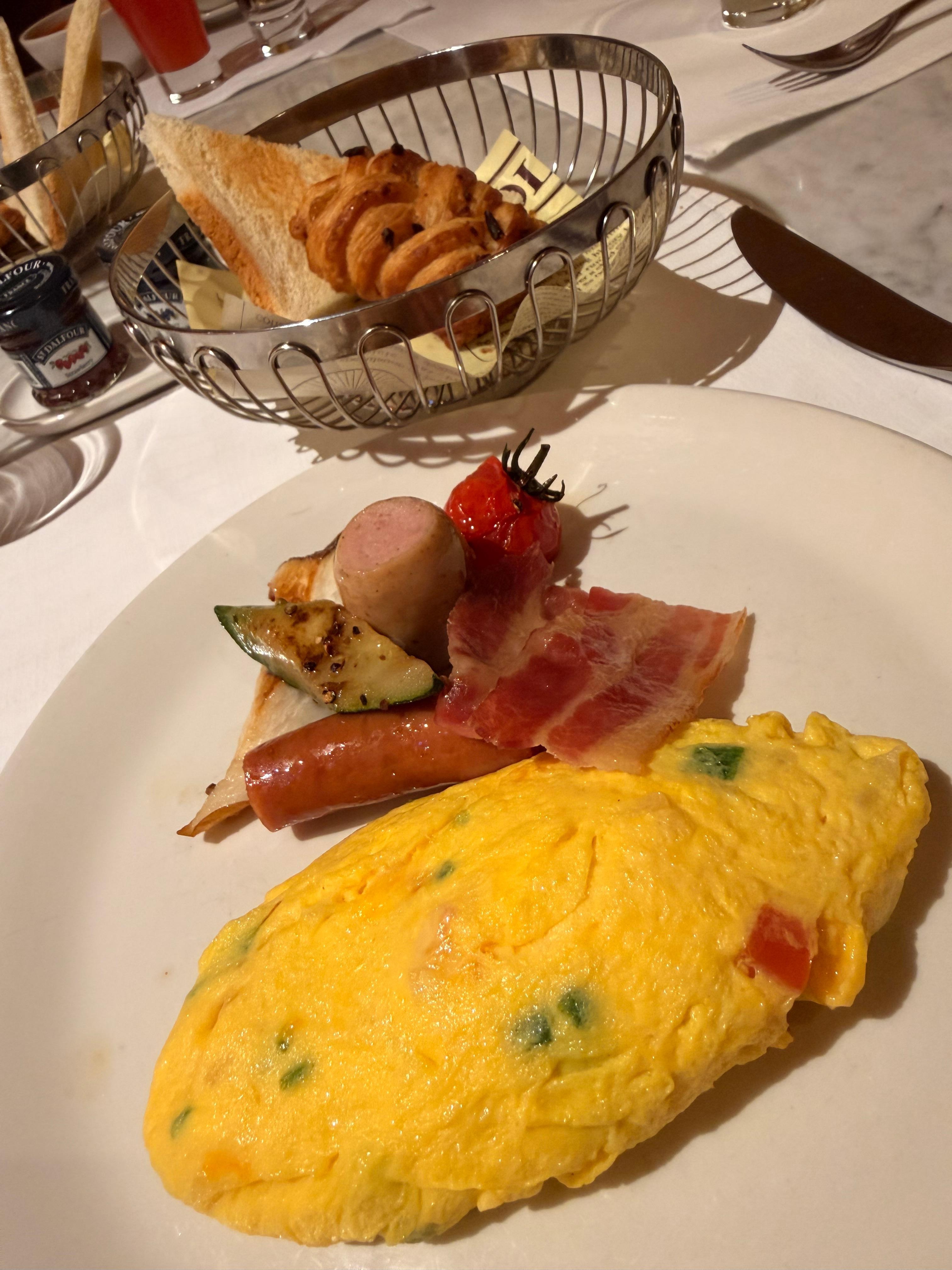 朝食のアラカルトメニューオムレツです。
沢山食べられるならバイキングが絶対おすすめ♡