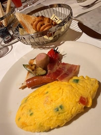 朝食のアラカルトメニューオムレツです。
沢山食べられるならバイキングが絶対おすすめ♡