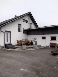 Aussenbereich hinten mit Sitzecke und Grill