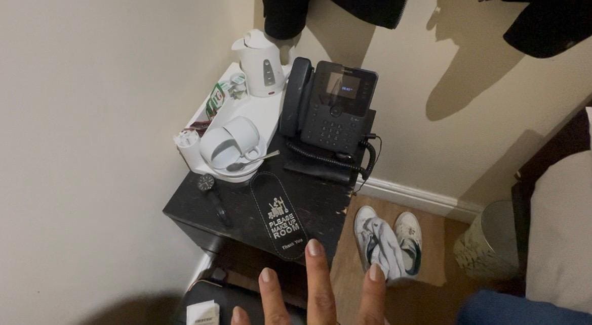 Esse era o espaço ao lado da cama, na mesa de cabeceira tem o telefone que podemos falar com a recepção 24h, chaleira, café, leite, chá.. tinha um secador também na gaveta, não cheguei a usar.