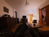 Sehr gemütliches Wohnzimmer mit TV und Kamin