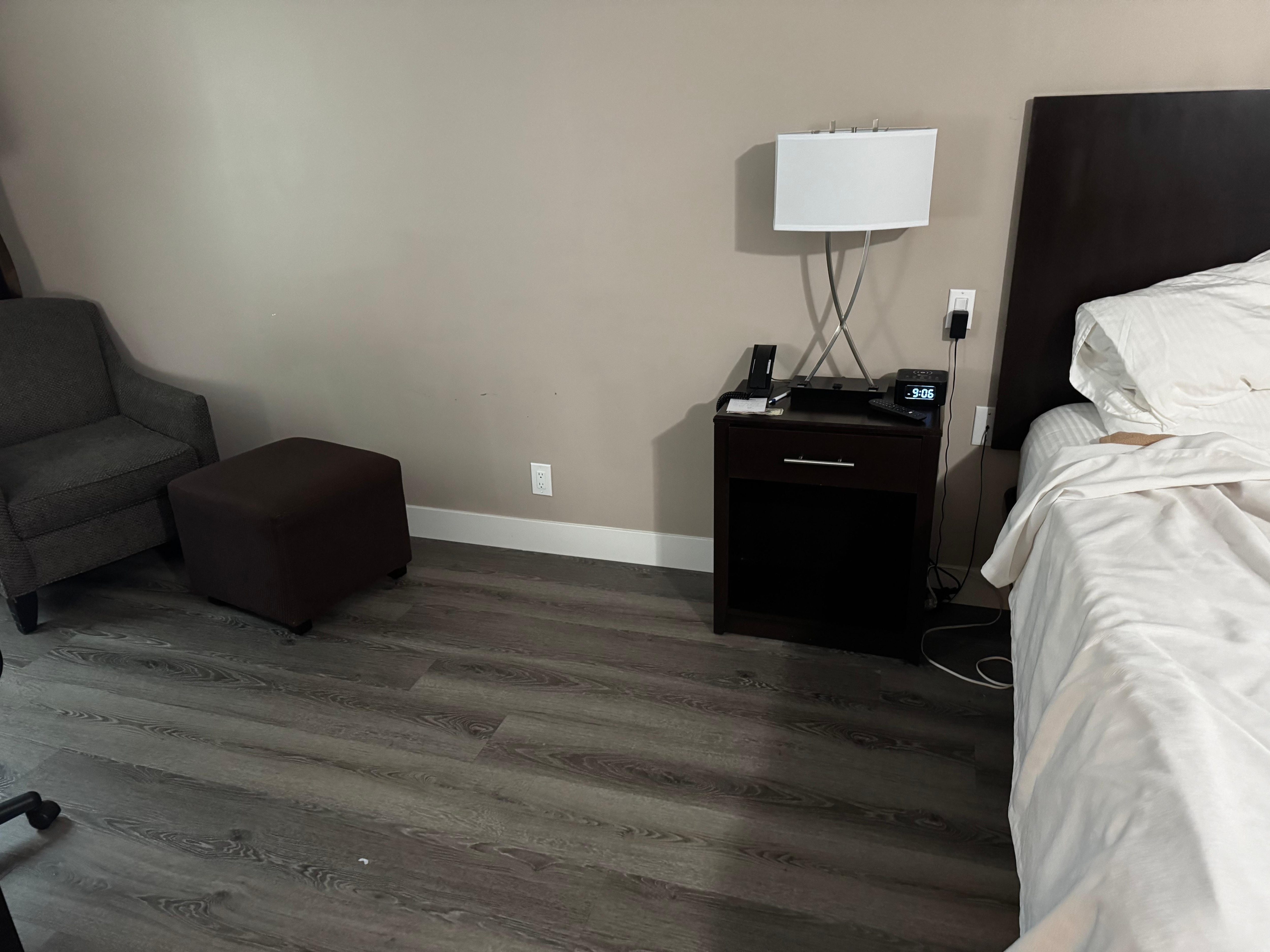 Decent size bedroom,comfy king size bed