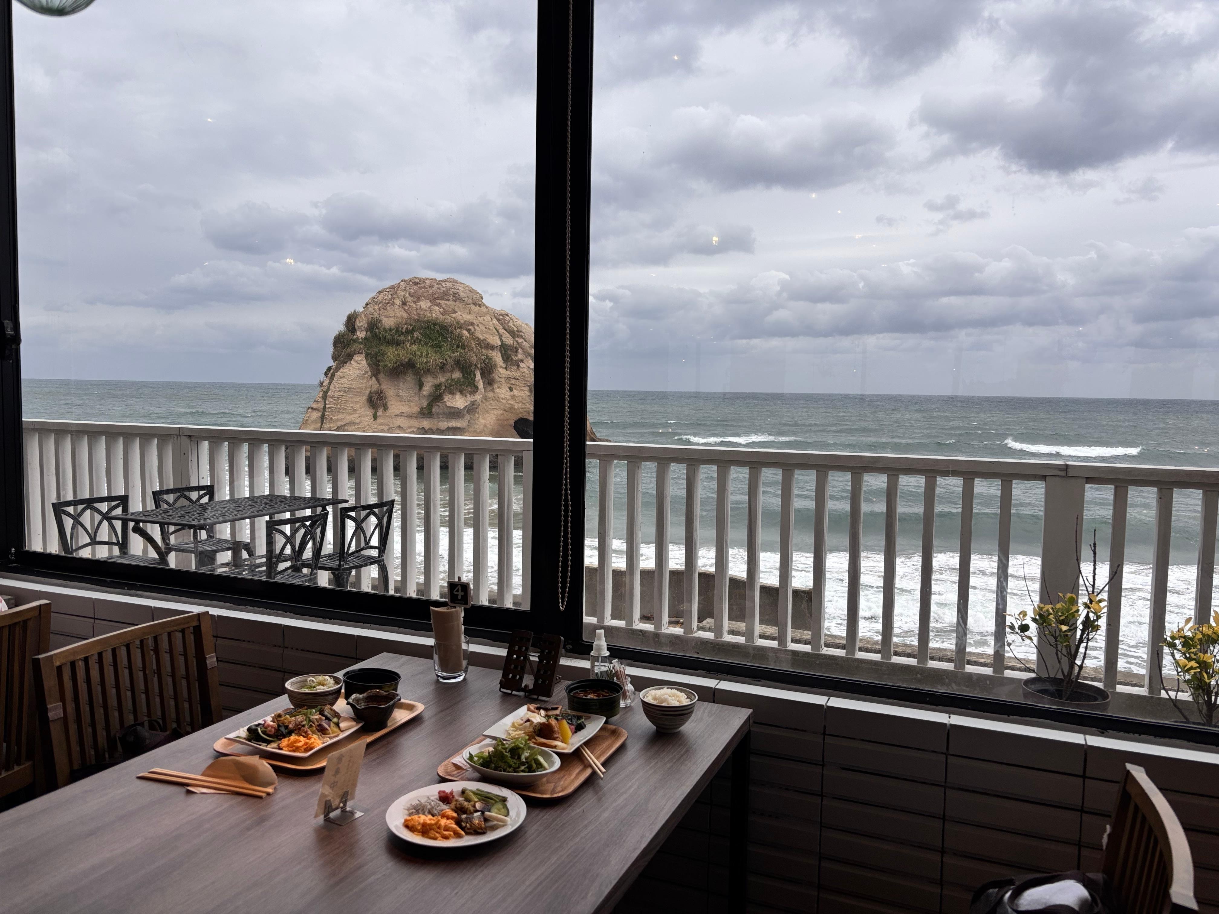 邊吃早餐跟欣賞海邊風景