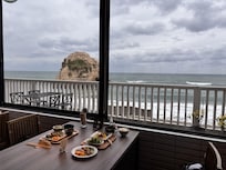 邊吃早餐跟欣賞海邊風景