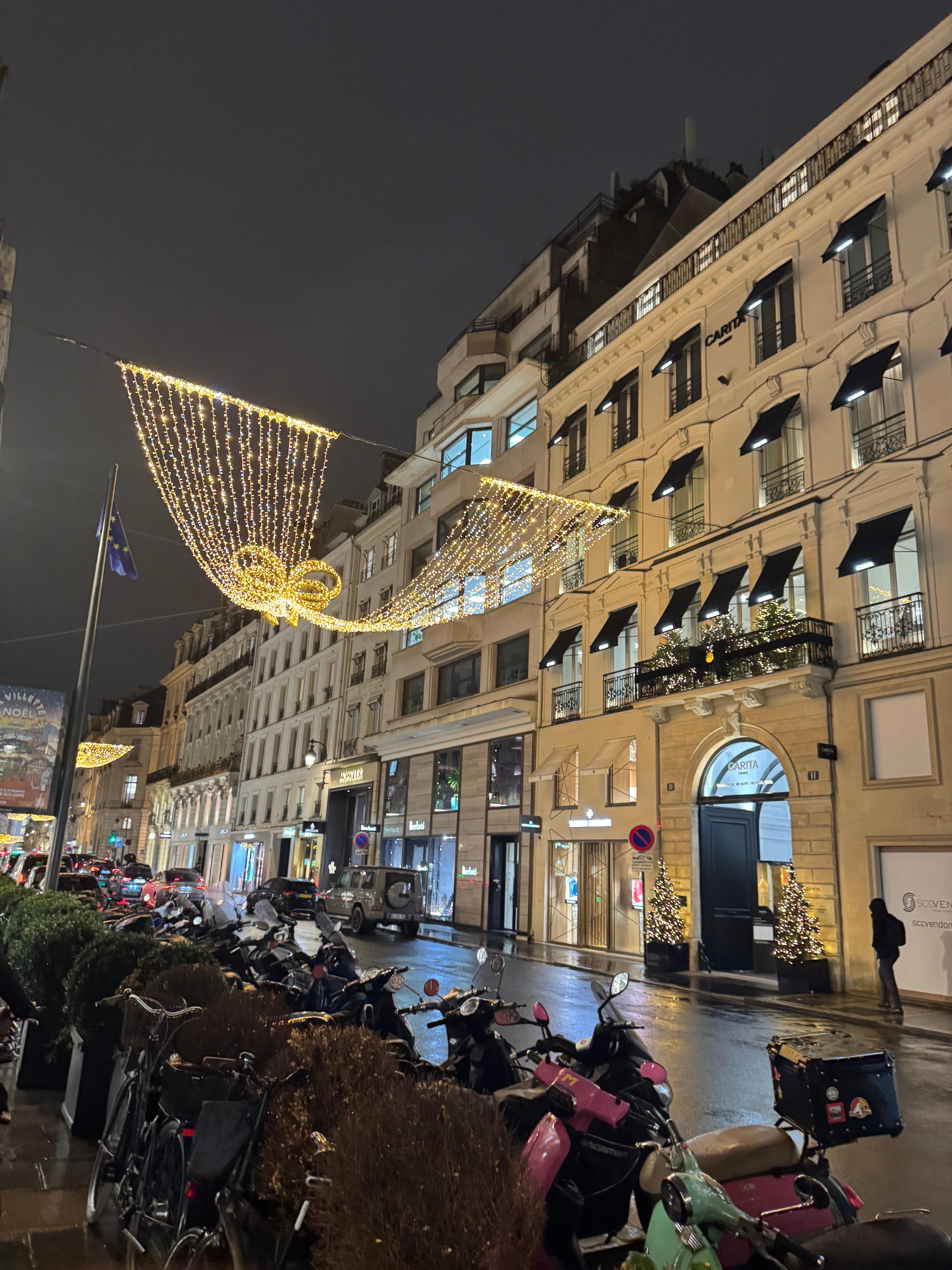 ホテルのあるサントノレ通りの夜景