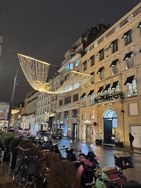 ホテルのあるサントノレ通りの夜景