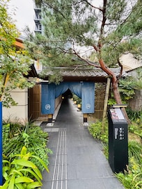 優雅的日式飯店大門