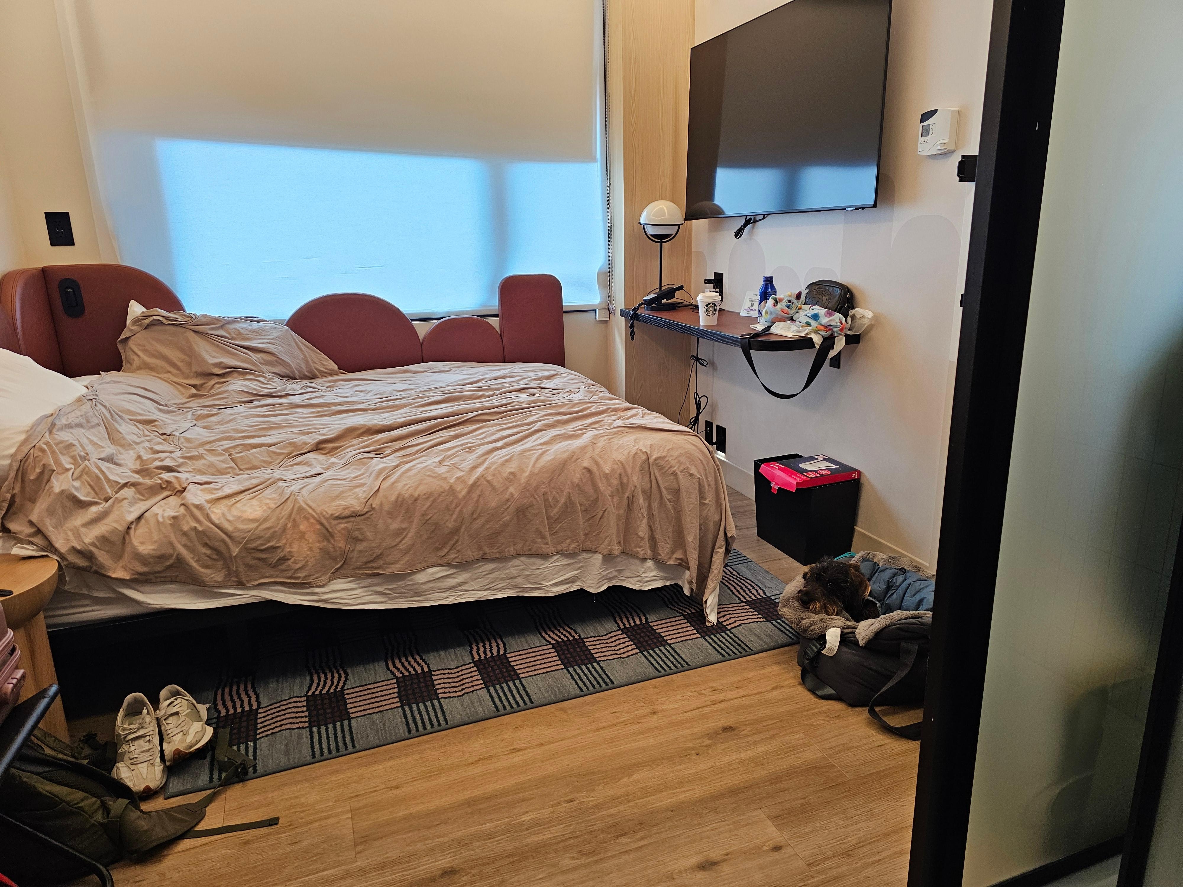 La sabana café es mia.  ahí pueden ver el tamaño. Un día la habitación de  un lado dejó la tv prendida toda la noche y se escuchaba en la nuestra...