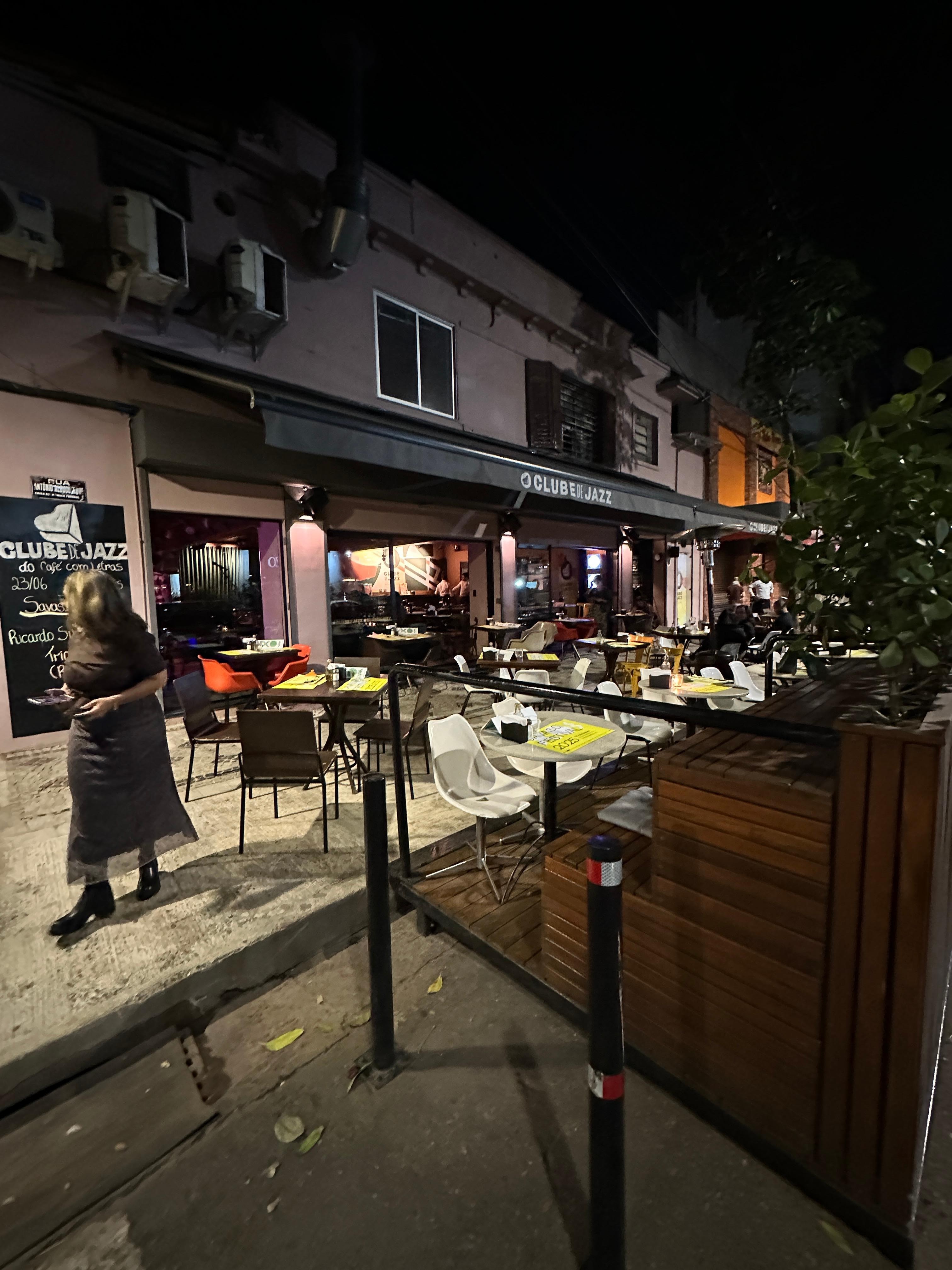 Pub de Jazz na frente. Muito bom! 