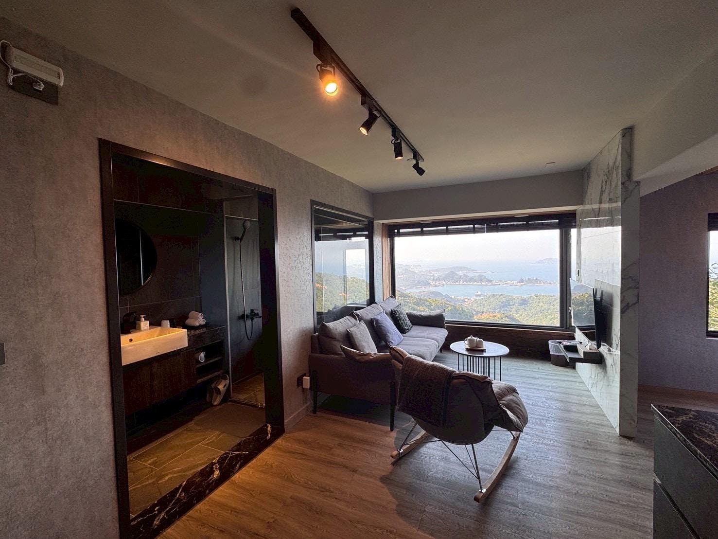 浴室有泡澡處 可以邊泡澡邊欣賞山海景