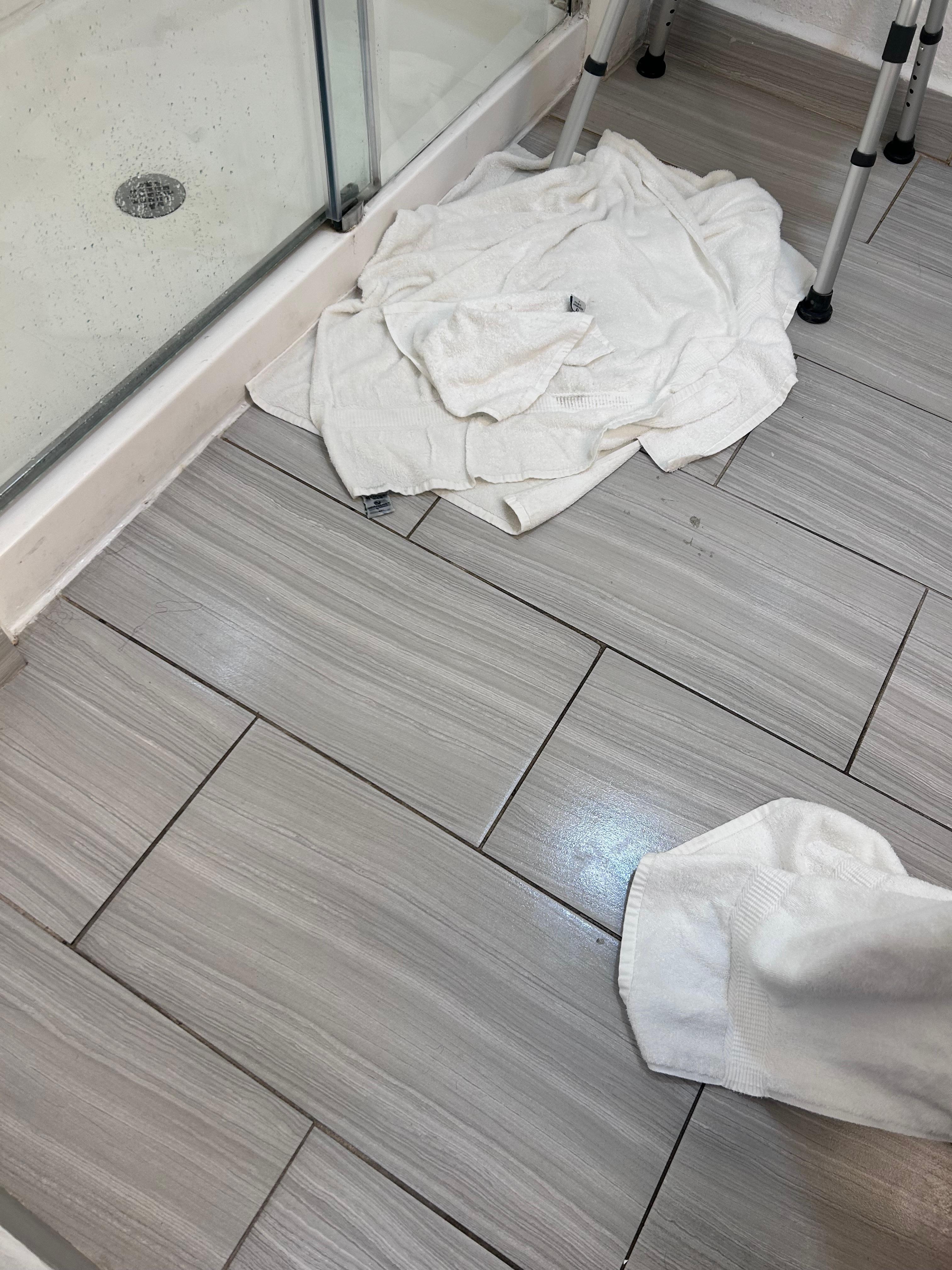 El agua se tiraba de la regadera y no nos quisieron cambiarnos de cuarto, que todos están igual 😠