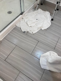 El agua se tiraba de la regadera y no nos quisieron cambiarnos de cuarto, que todos están igual 😠