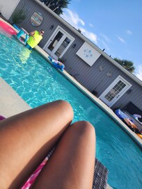 This pool checked all the boxes! Clean✔️Lots of pool toys✔️Tiki bar✔️Nearby fire pit✔️Endless fun✔️