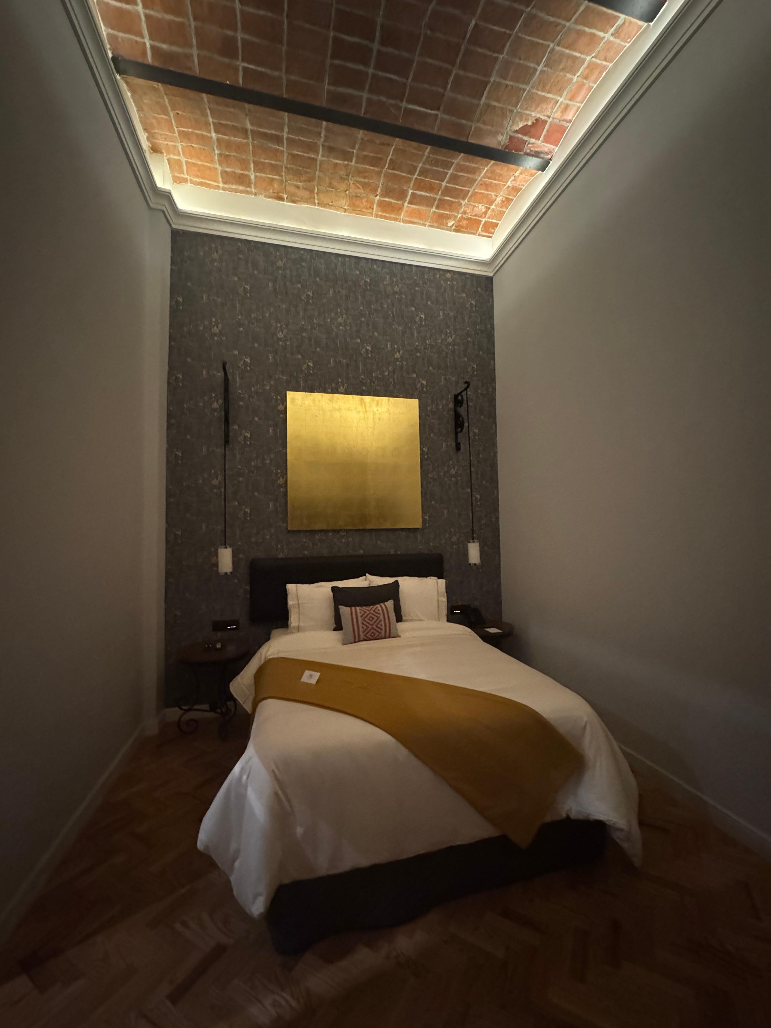Comfy bed and sheets great air conditioning 