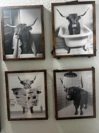 Adorable art in bath.