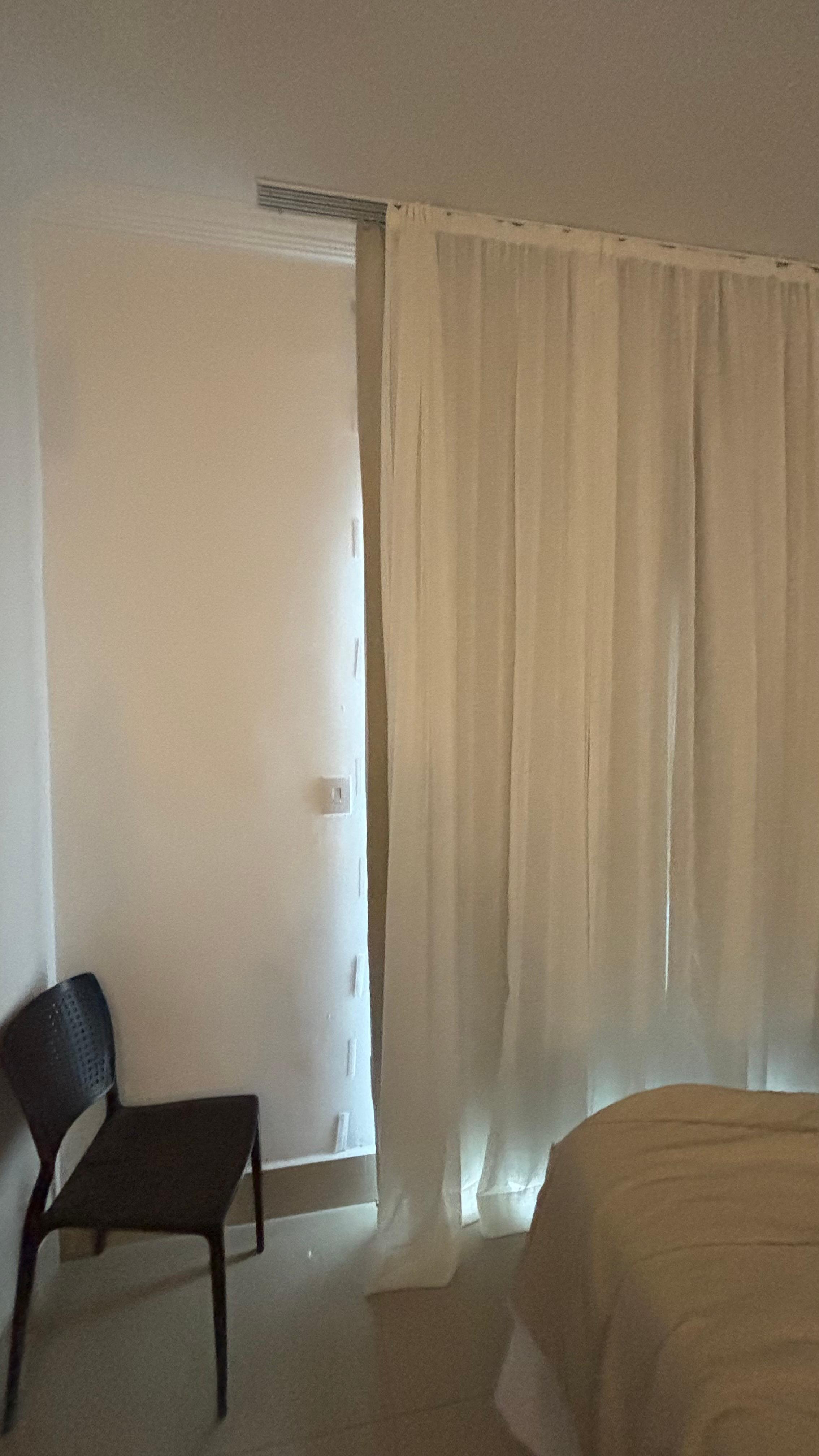 Blackout do quarto improvisado com fitas na parede