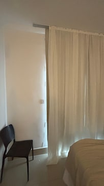 Blackout do quarto improvisado com fitas na parede