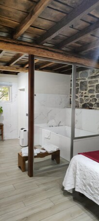 Amplitud de habitación,  con todos los servicios y comodidades